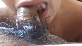 Da đen, vuốt ve ngực ...