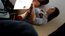 Hai cô gái trong một ...