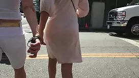 Khỏa thân, mẹ là một ...