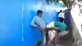 Vợ ông đang ngồi với ...
