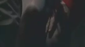 Một cô gái trẻ tóc v ...