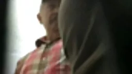 Gã rách áo trên giườ ...