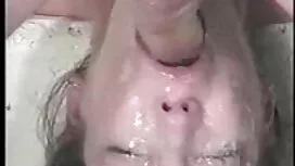 Cạo lỗ với ngón tay  ...